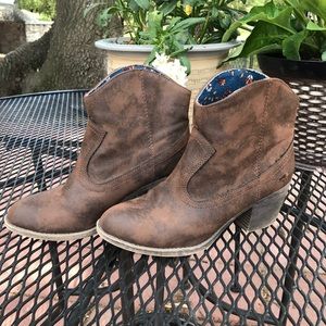 Rocket Dog Soundoff Vintage Worn ankle boots EUC